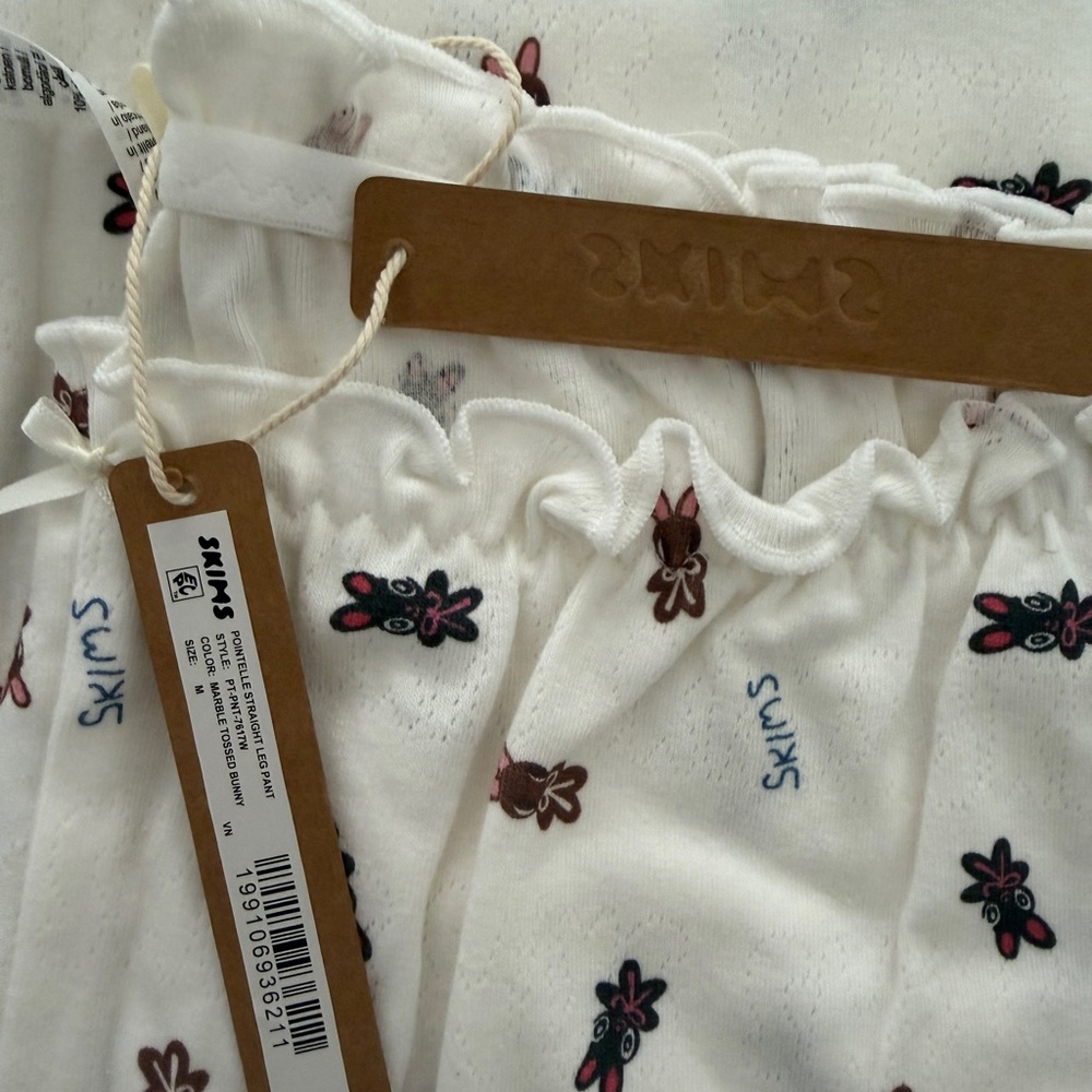 SKIMS White Scalloped Short-Sleeve Graphic Tee & Printed Pajama Pants Set - Picture 5 of 6